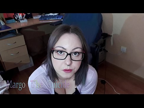 ❤️ Көз айнек тагынган сексуалдуу кыз Дилдону камерага терең соруп ❌ Порно боюнча бизде ﹏